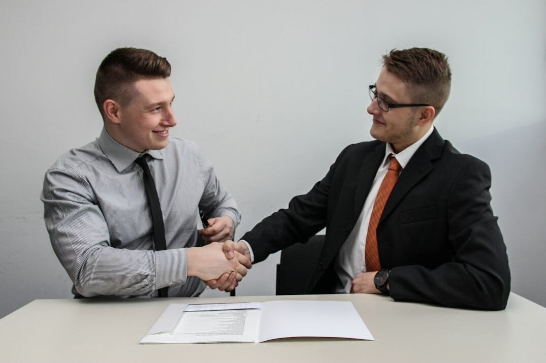 private investigator meeting client